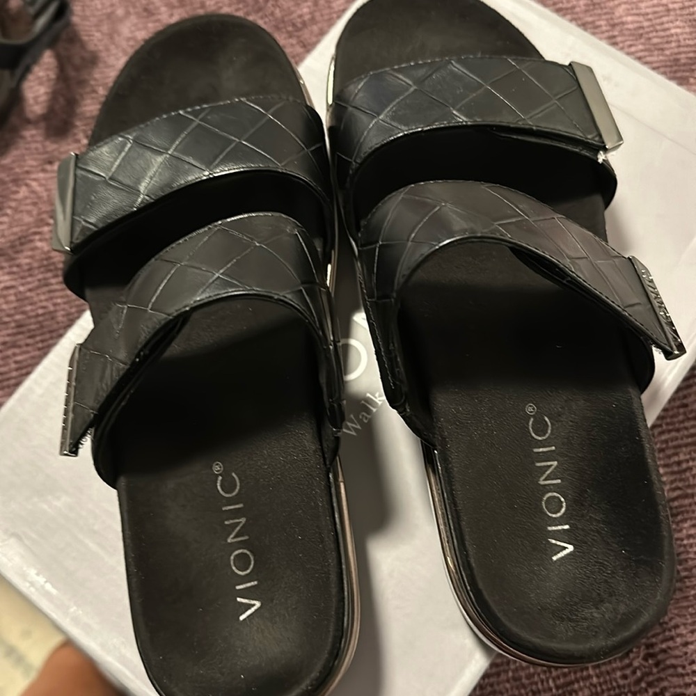 NEW Vionic leather platform sandals